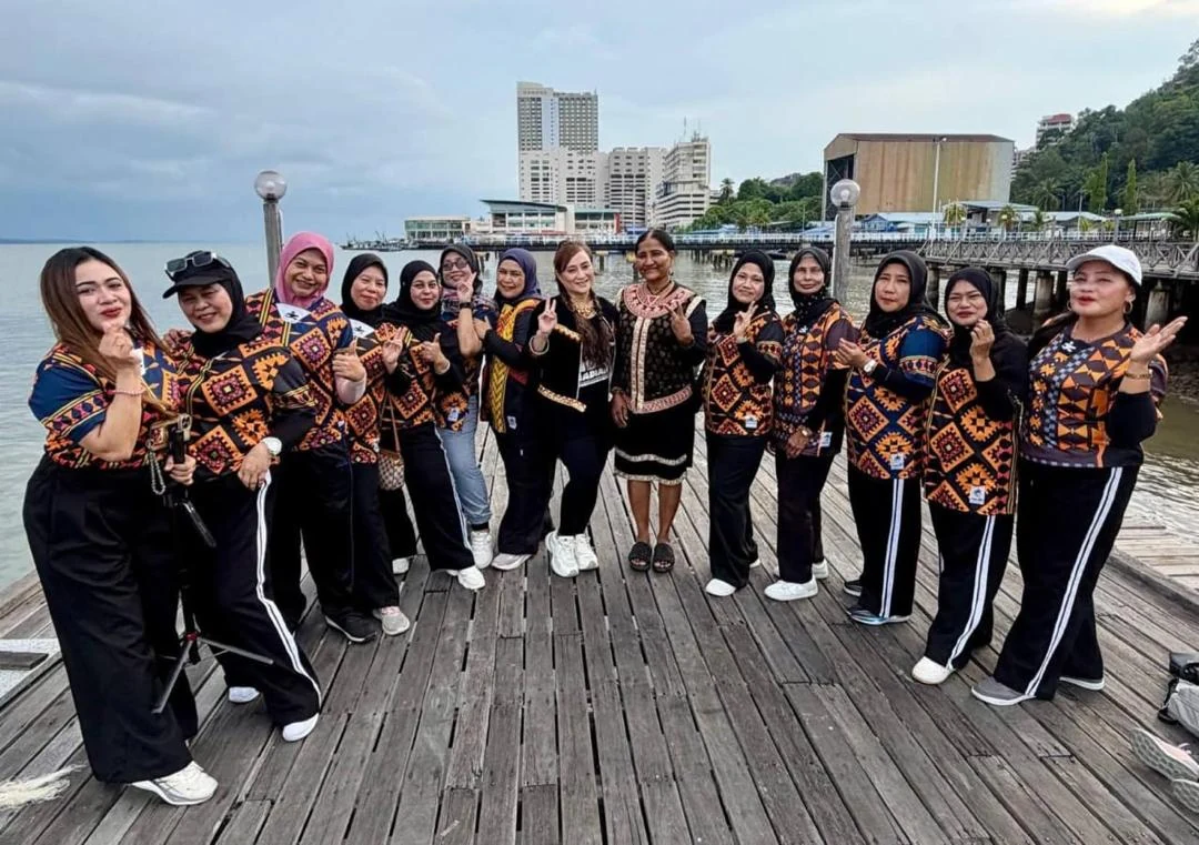 Friendship on Sandakan’s waterfront